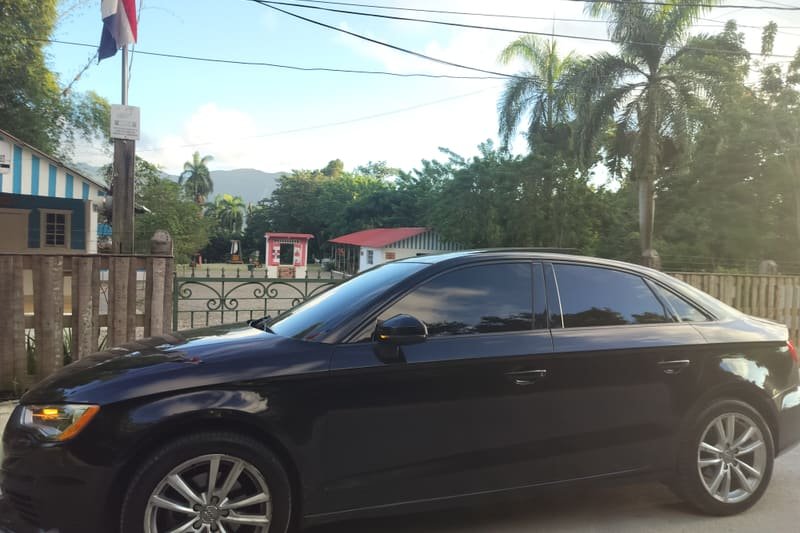 El segundo Audi A3 negro de Grupo Fullequipe, de perfil, en una calle de la costa norte