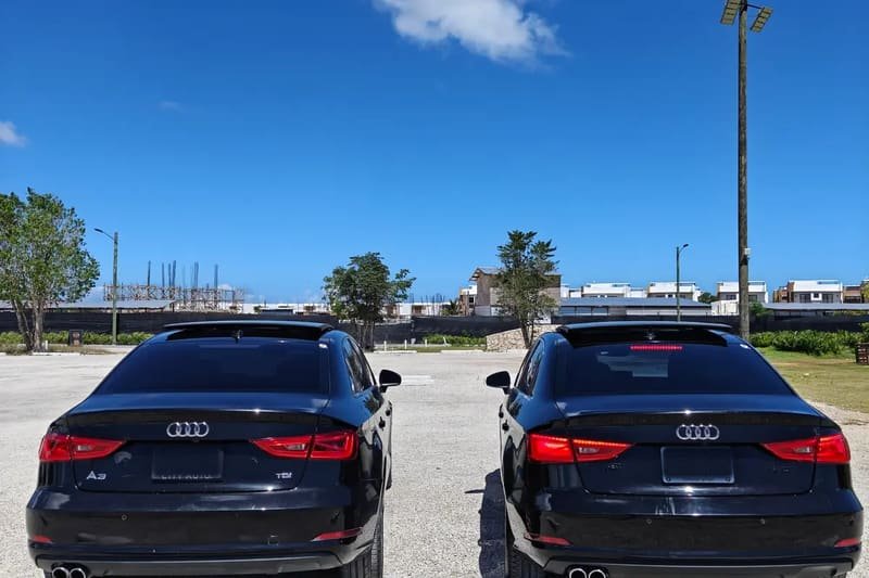 El segundo Audi A3 negro de Grupo Fullequipe, de perfil, en una calle de la costa norte